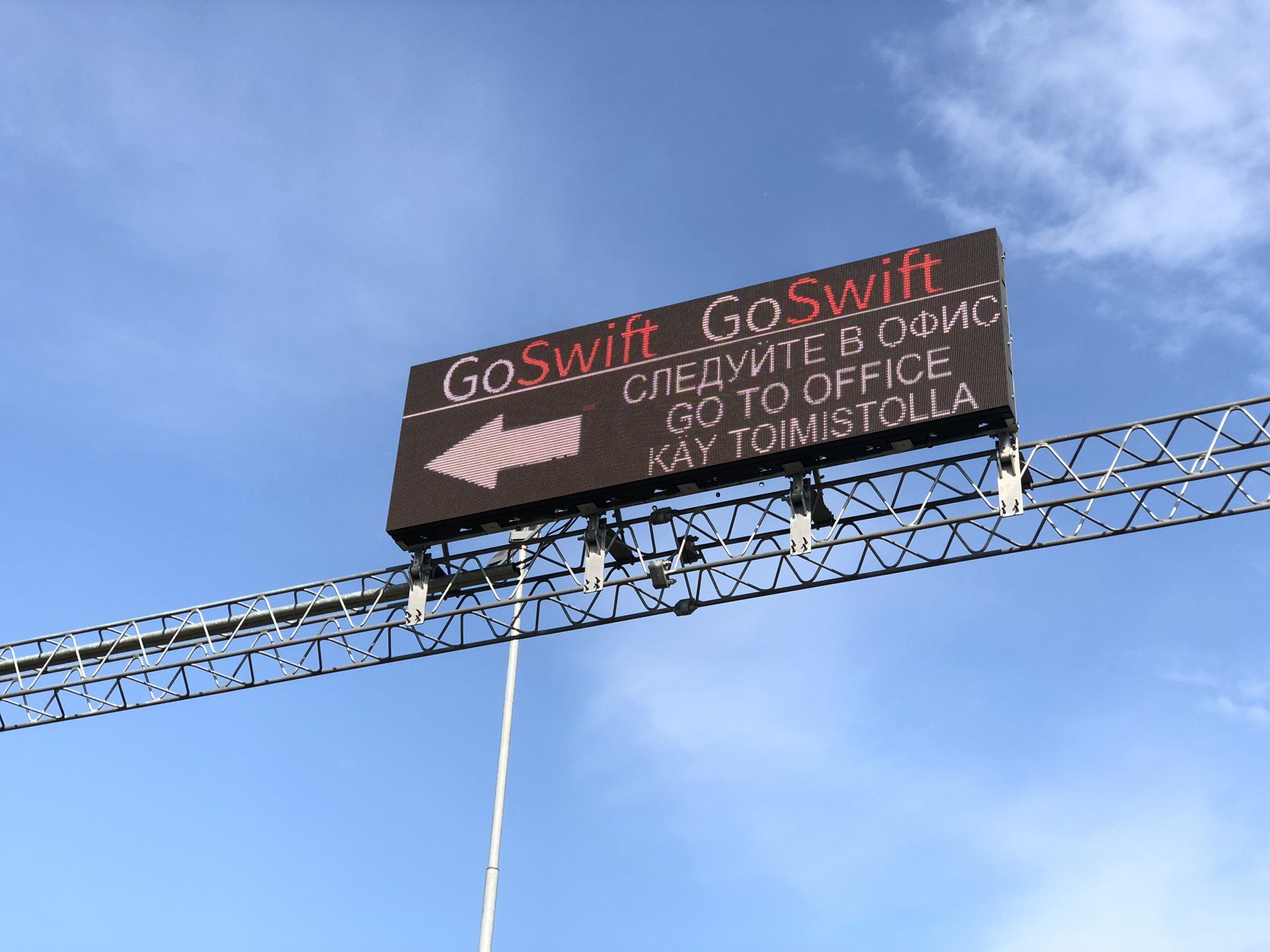 GoSwift LED gantry at the Vaalimaa border crossing directing drivers to the office in Russian, English and Finnish.