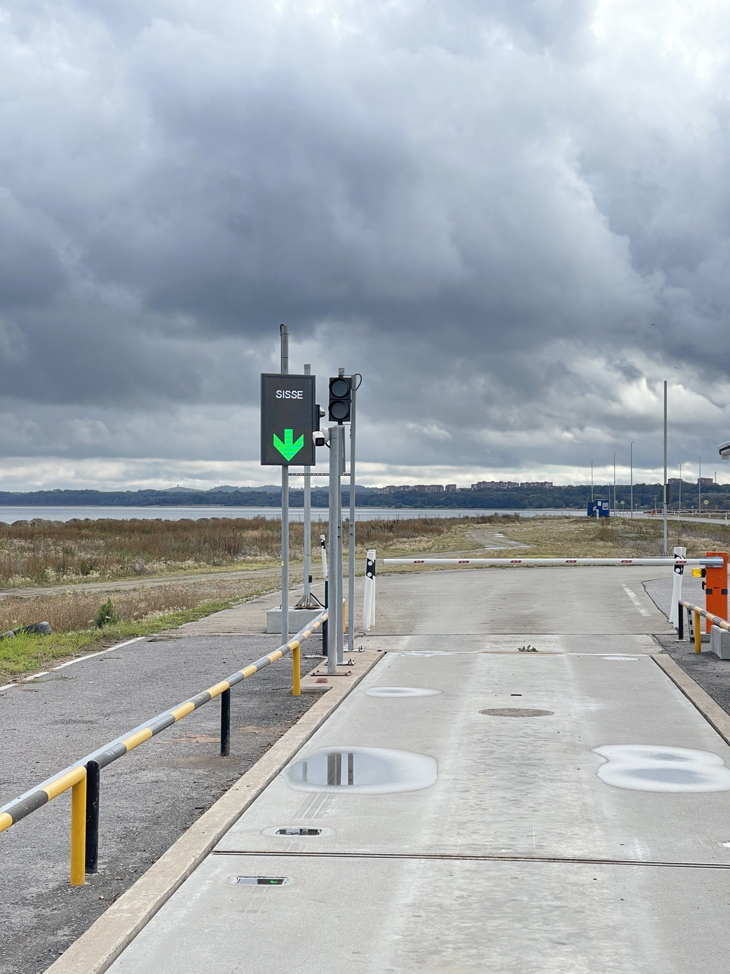 Vertical DR-720×1040 LED display with a green arrow beside a traffic light at the Port of Sillamäe grain weighbridge.