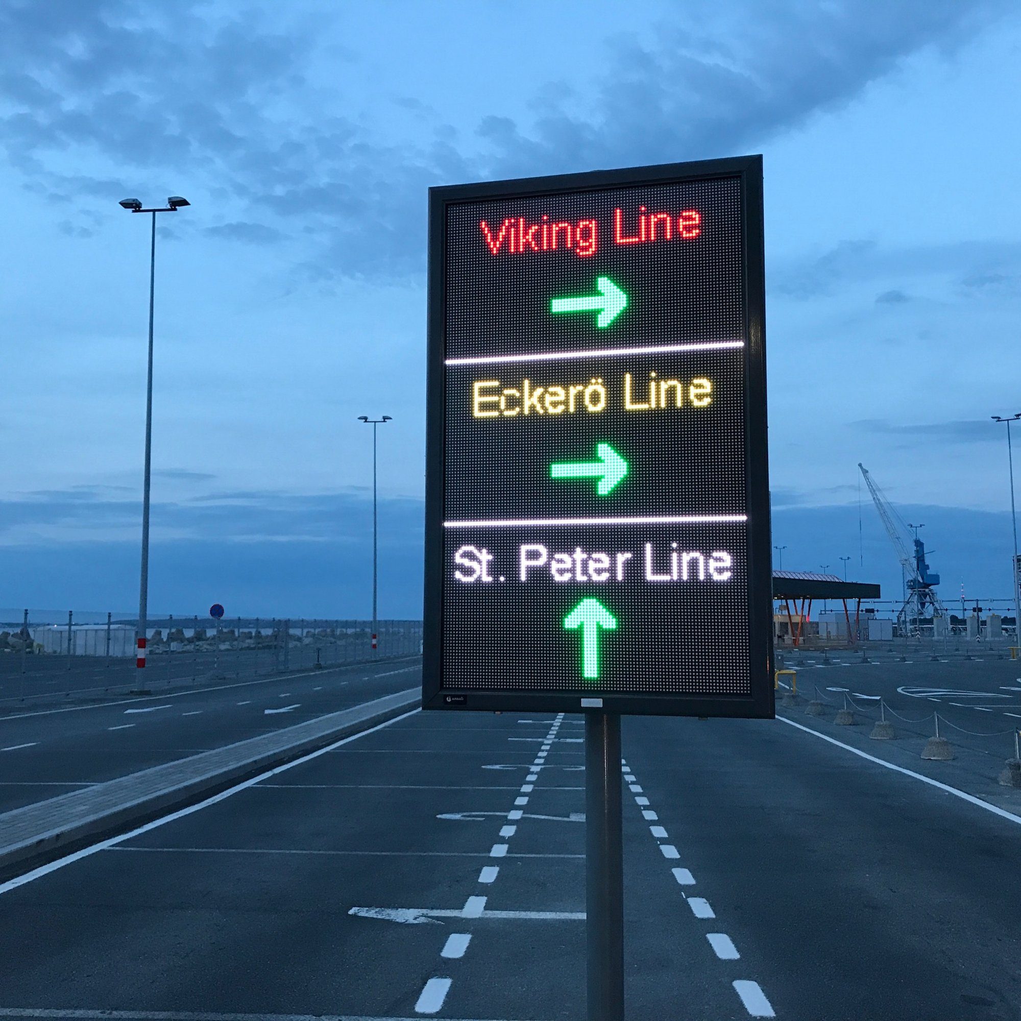 Port of Tallinn lane display directing traffic to Viking Line, Eckerö Line and St. Peter Line with green arrows.