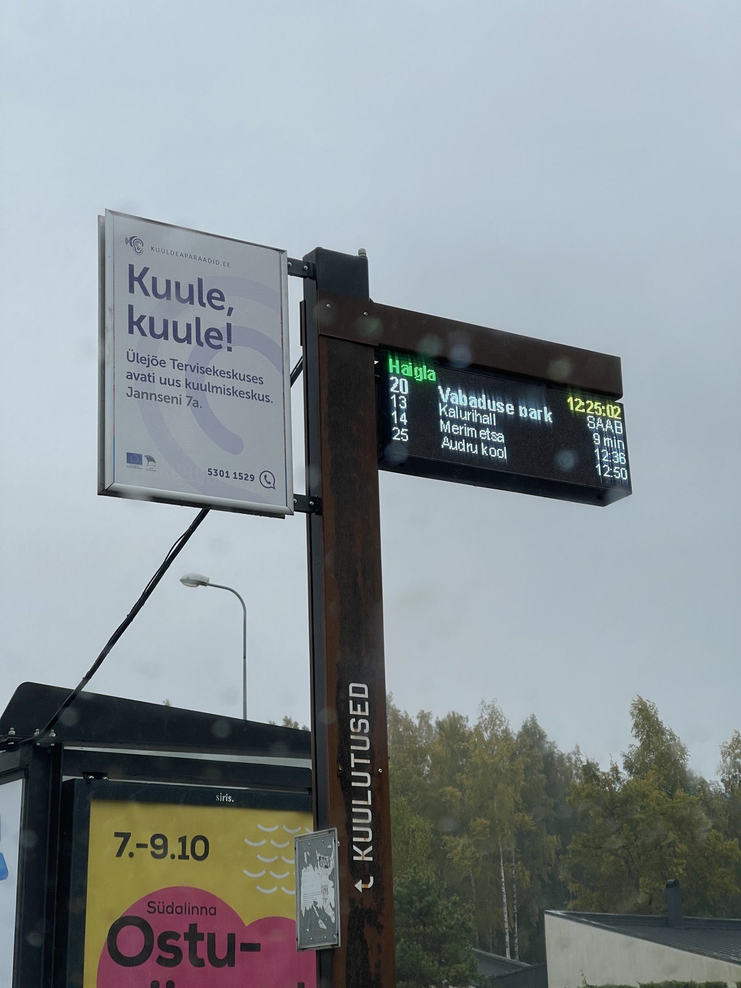 Ridango reaalajas reisijainfo ekraan Pärnu bussipeatuses näitab väljumisi