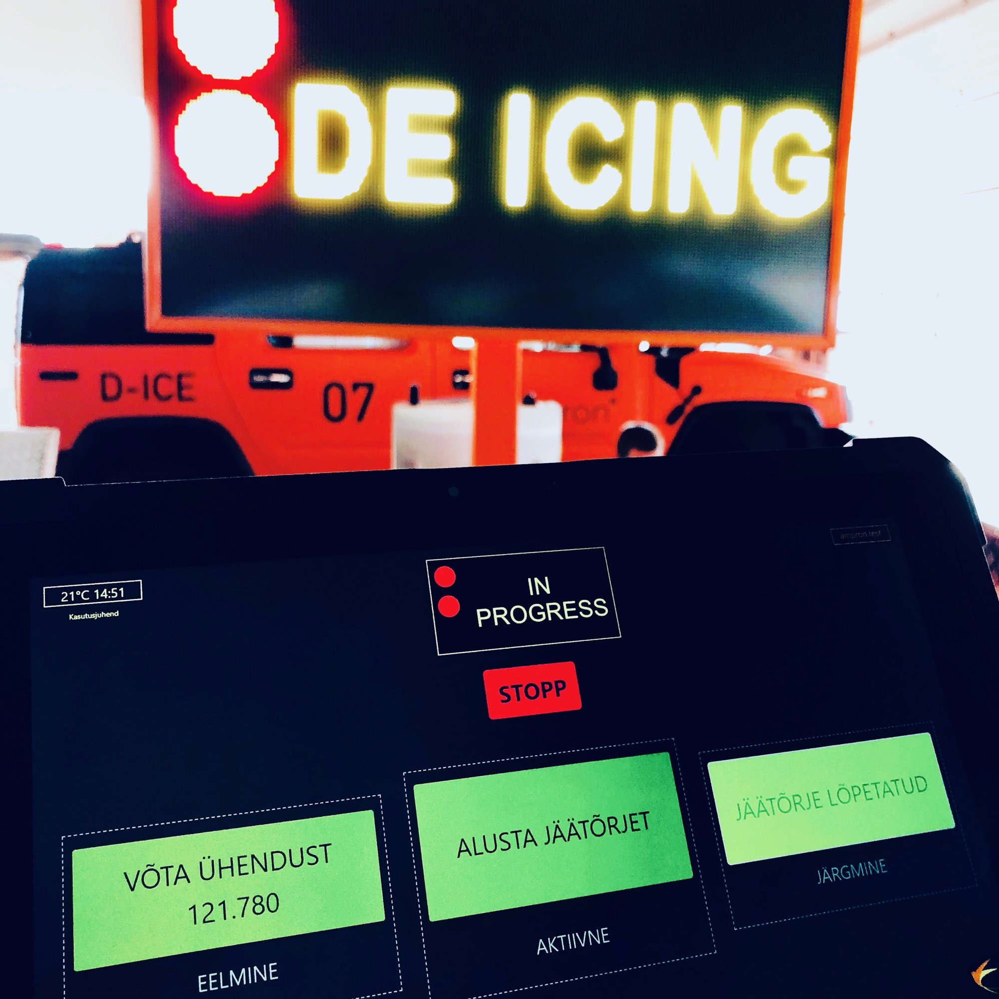 In-cab touchscreen controller in Estonian: contact frequency 121.780, start de-icing, de-icing completed. The LED sign behind it shows DE ICING.