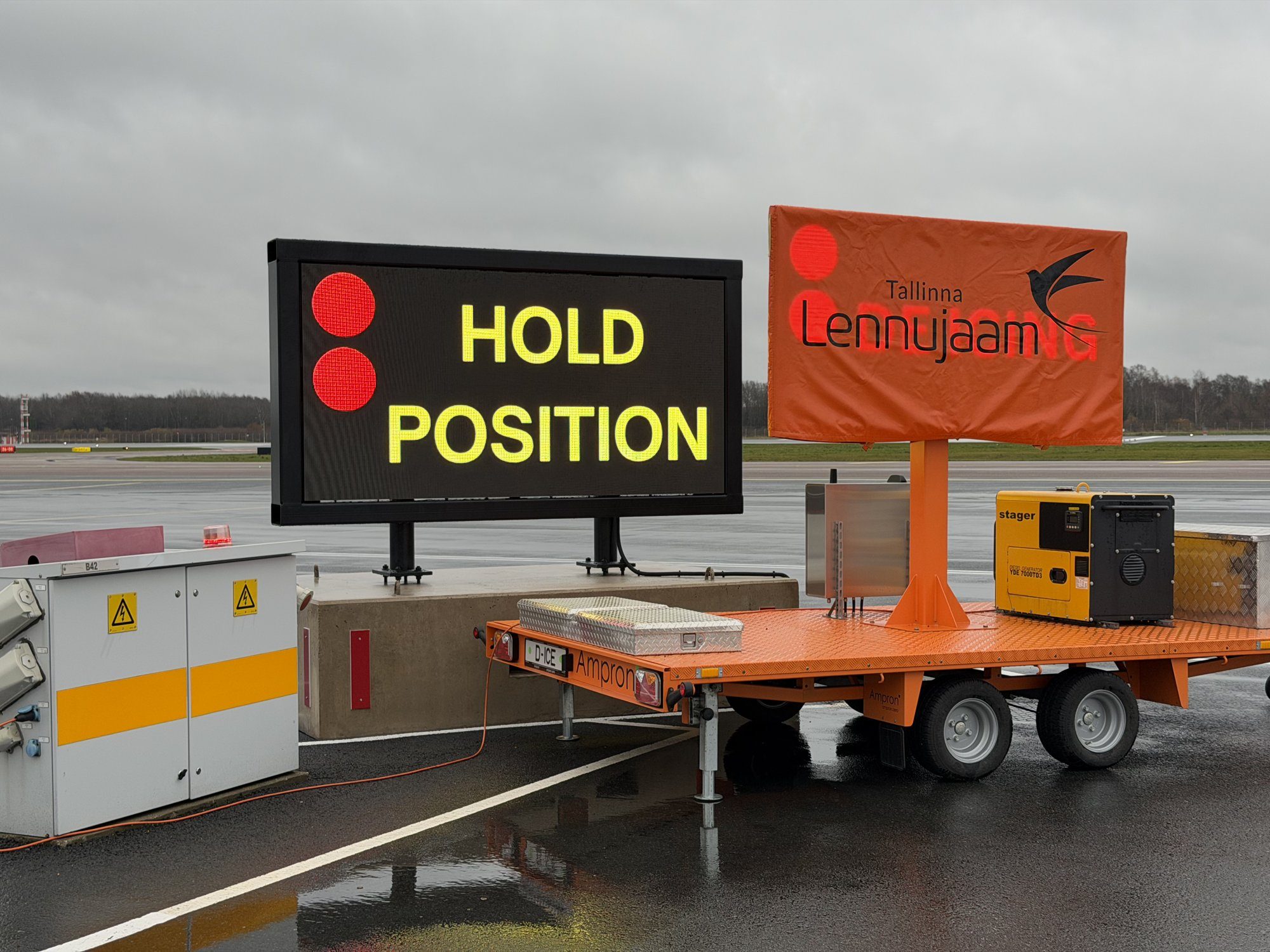 Ampron de-icing pad display showing HOLD POSITION with two red lights at Tallinn Airport.