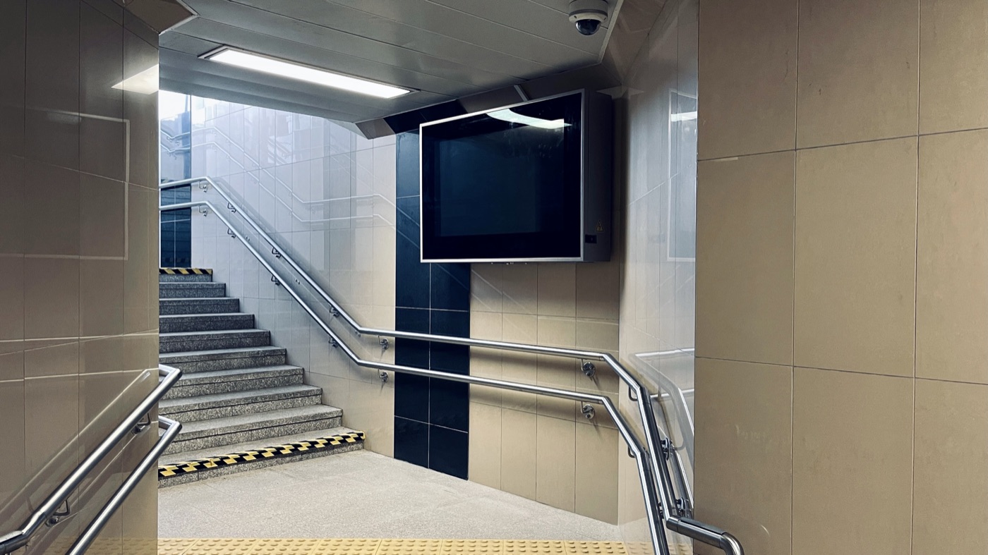 YT-S49W Outdoor 49" — installation photo 3