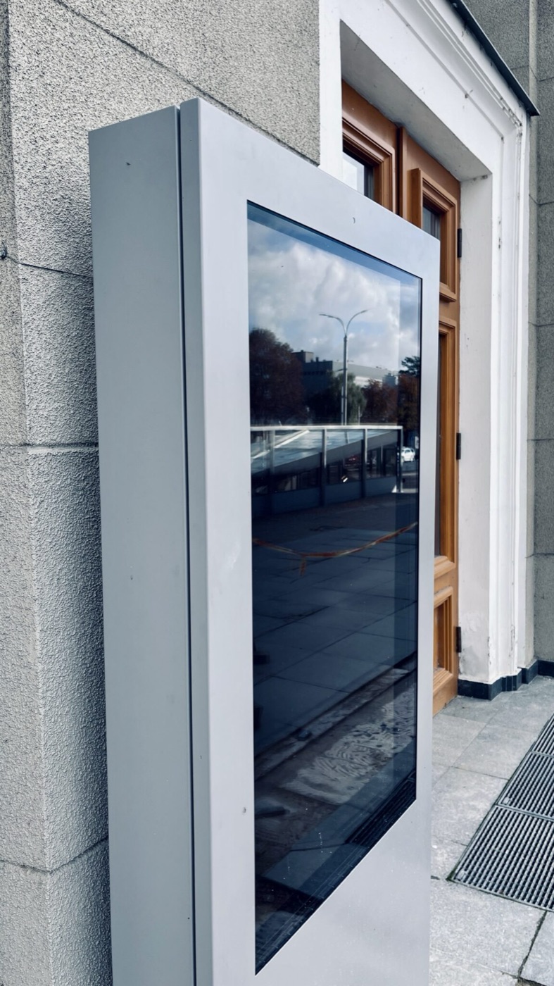 YT-S55T Outdoor Vertical 55" — installation photo 2