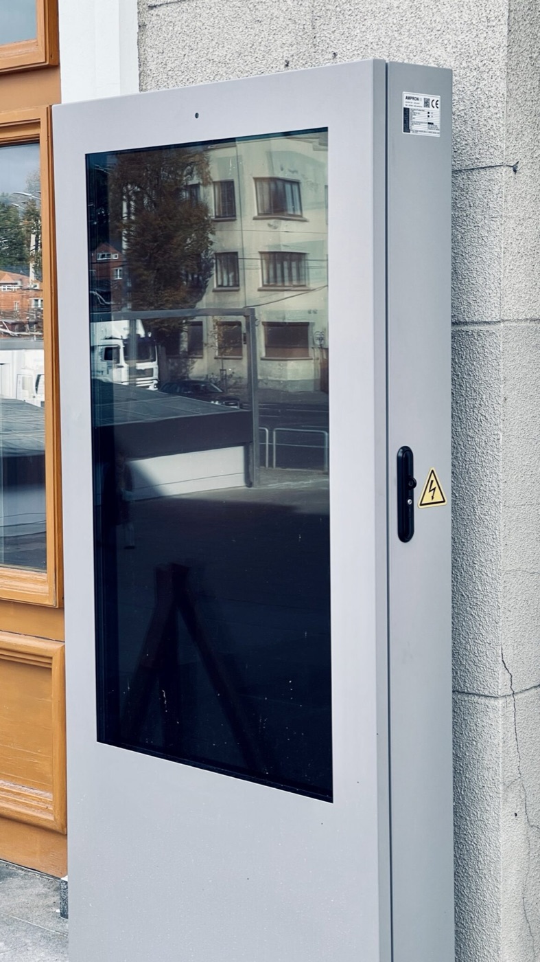 YT-S55T Outdoor Vertical 55" — installation photo 3